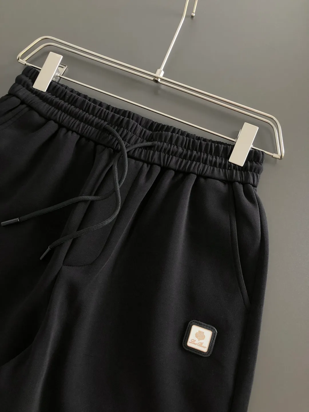 LSS summer New Arrival shorts are made of high-elastic cotton fabric, which is super skin-friendly and comfortable. It is embellished with Classic logo and has in-place hardware details! Versatile upper body effect is super handsome! Sizes M-XXXL